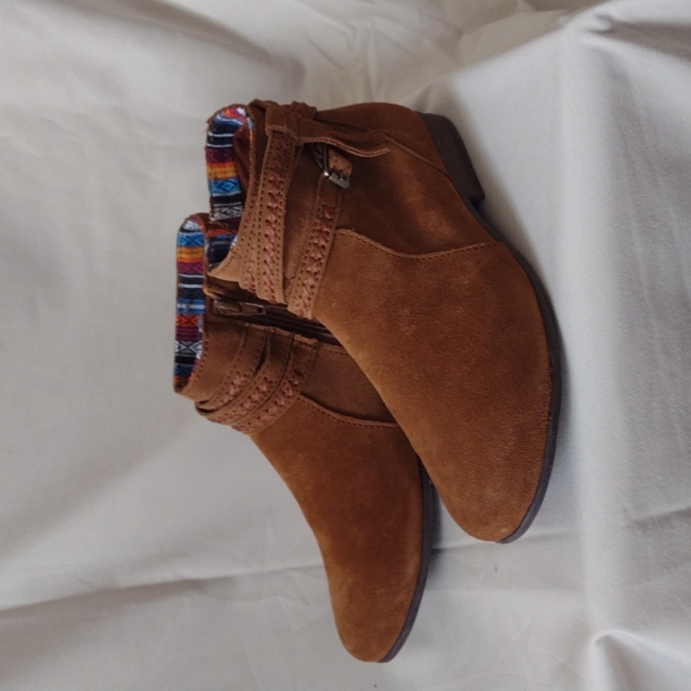 Minnetonka women's booties shoes